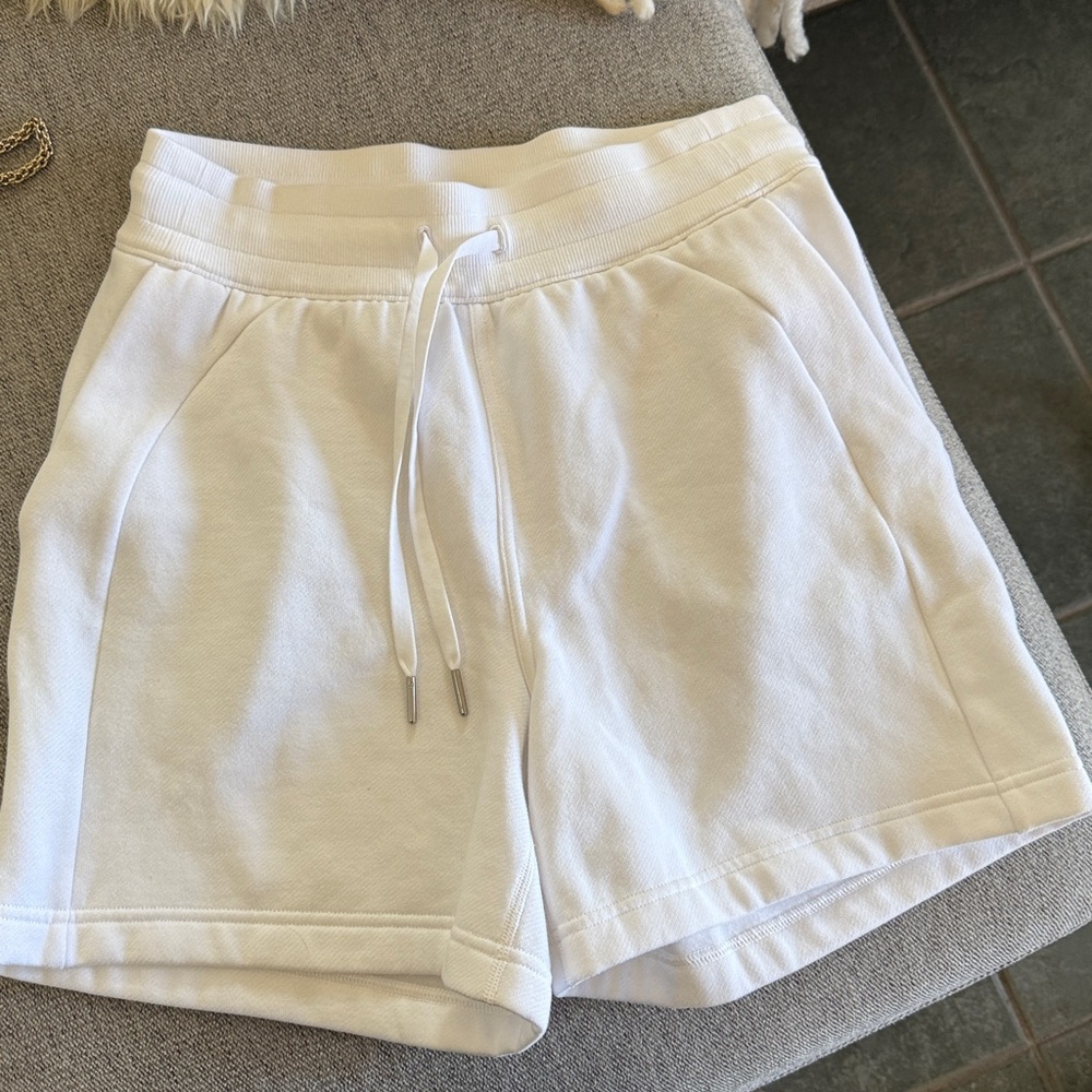 Lululemon knit soft Scuba High Rise Shorts 5"
White size 6 small